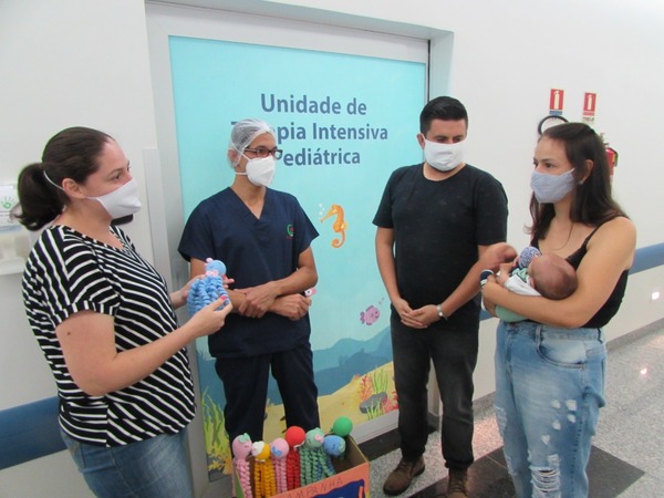 “Os tentáculos do polvo lembram o cordão umbilical da mãe, e isso faz com que o bebê se sinta protegido", explicou a enfermeira Letícia Pacheco Gobetti